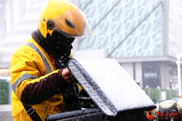2020年第一場雪巧遇“小寒” 蘭州人請收下?。ńM圖）