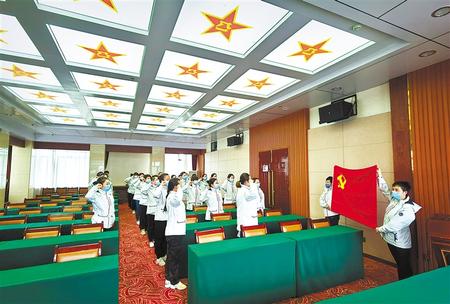 一次難得的黨課——甘肅第二、第三批援鄂醫(yī)療隊預備黨員宣誓儀式側記