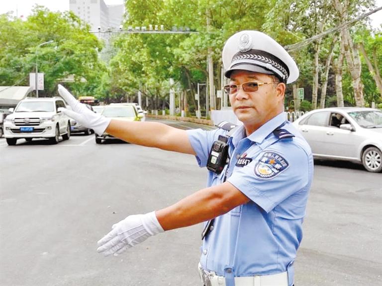 蘭州城關區(qū)交警大隊一線老交警馬驍：俯首甘為“老黃?！?>
        </a><em>蘭州城關區(qū)交警大隊一線老交警馬驍：俯首甘為“老黃?！?/em></li>
    <li><a  target=