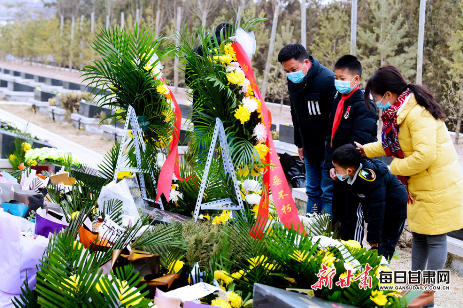 委托快遞、自發(fā)前往，社會各界在陳紅軍烈士墓前獻(xiàn)花致敬