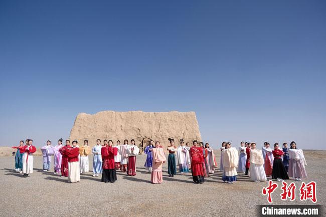 數(shù)十位身著古裝的女性通過(guò)體驗(yàn)賞漢舞、習(xí)漢禮、吟誦詩(shī)詞等中華傳統(tǒng)文化，再現(xiàn)古絲綢之路的繁華盛景?！∏窳?攝