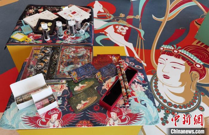 60余類敦煌主題的文創(chuàng)產(chǎn)品讓人愛不釋手。　丁思 攝