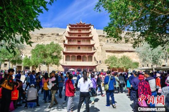 中國(guó)農(nóng)歷四月初八，敦煌民眾傳承歷史習(xí)俗，前往莫高窟燒香禮佛、祈福。(資料圖) 王斌銀 攝