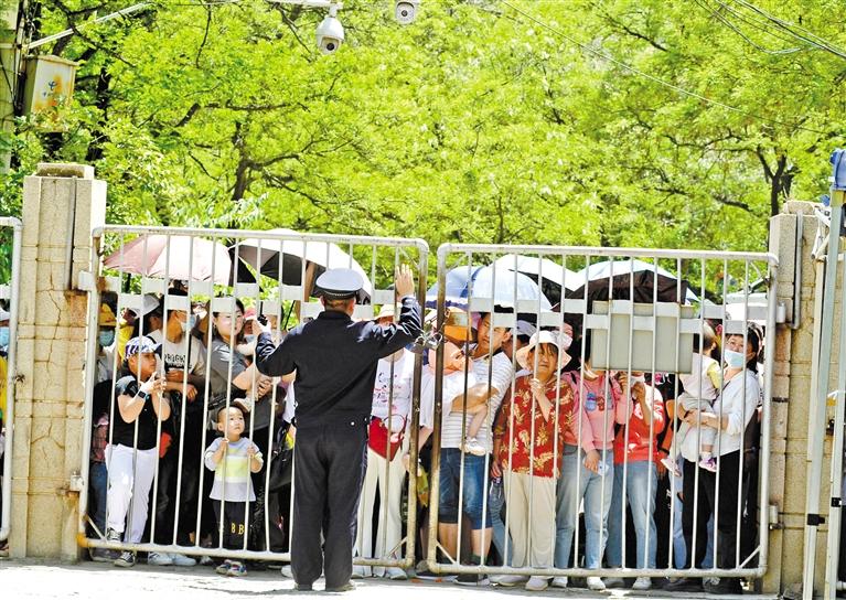 人流如潮 入園游客突破5萬 五泉山公園、蘭州市動物園昨日臨時閉園