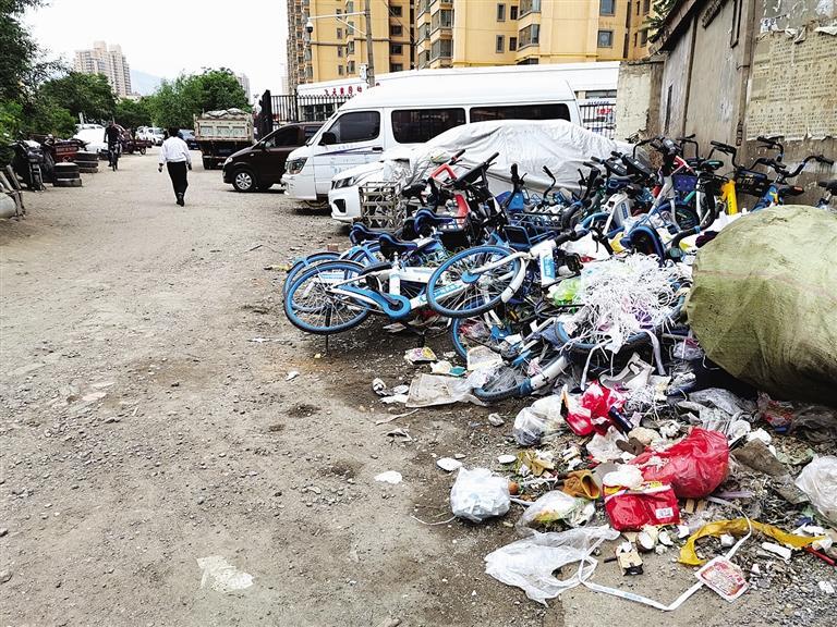 百米土路臟亂差，誰來管？經(jīng)記者協(xié)調(diào)，社區(qū)組織志愿者進(jìn)行了清理