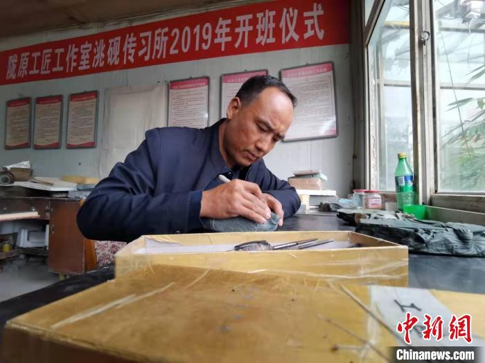 甘肅卓尼洮硯融合文化提升內(nèi)涵：不只一硯一銘，還要一盒一拓