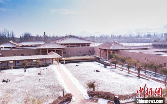 圖為雪落大漠古堡——敦煌山莊?！⊥醣筱y 攝