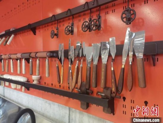 圖為徐晉林制作雕版敦煌壁畫(huà)所用工具?！￠Z姣 攝