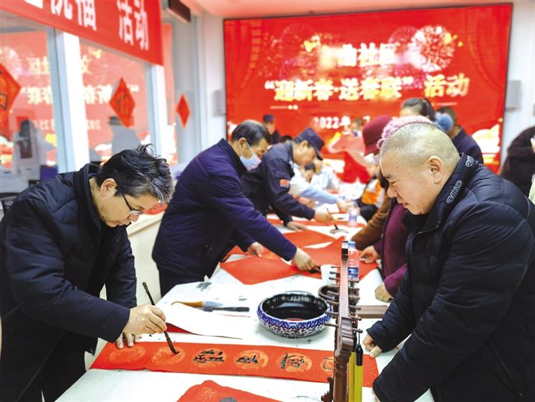 蘭州新區(qū)開展“墨香四溢送春聯(lián)·情暖文曲送祝?！被顒?>
        </a><em>蘭州新區(qū)開展“墨香四溢送春聯(lián)·情暖文曲送祝?！被顒?/em></li>
    <li><a  target=