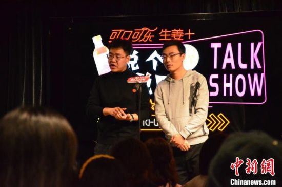 圖為脫口秀演員搭檔表演?！钅?攝