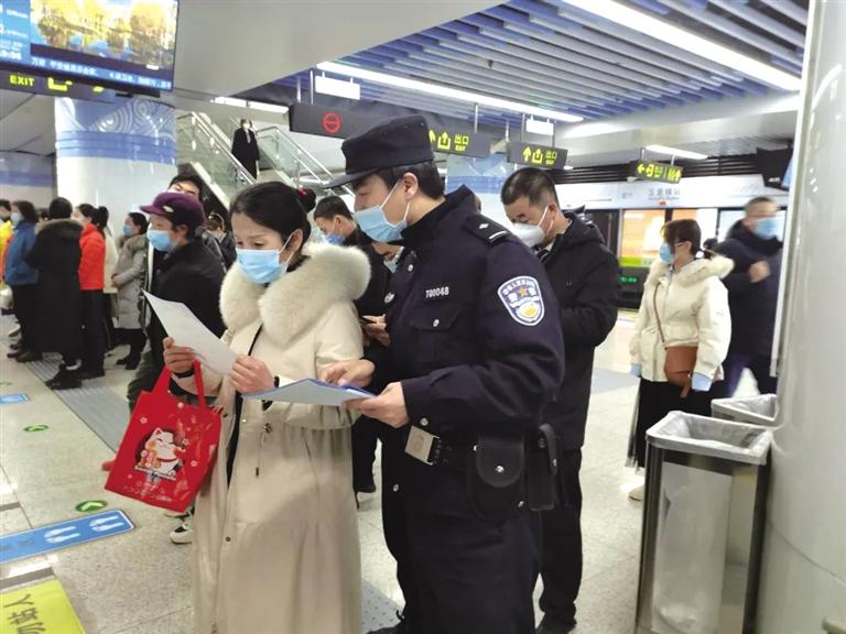 講解詐騙套路 普及“斷卡”常識(shí) 蘭州城關(guān)公安分局、交通治安分局聯(lián)合反詐宣傳進(jìn)地鐵