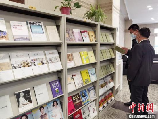 圖為國網(wǎng)甘肅電力黨校的職工書架?！⌒煅?攝
