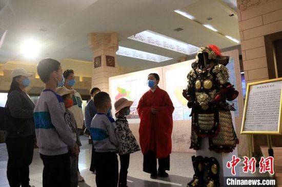 該“唐朝明光鎧”吸引游人圍觀，盡顯中國(guó)古代工匠獨(dú)特設(shè)計(jì)和傳統(tǒng)甲胄文化的魅力。　張曉亮 攝