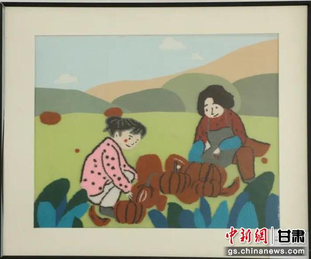 嘉峪關市新城鎮(zhèn)新城村農(nóng)業(yè)產(chǎn)業(yè)園區(qū)內(nèi)，母女兩人在摘南瓜。刺繡 馬艾米乃 繡稿 敬紅霞