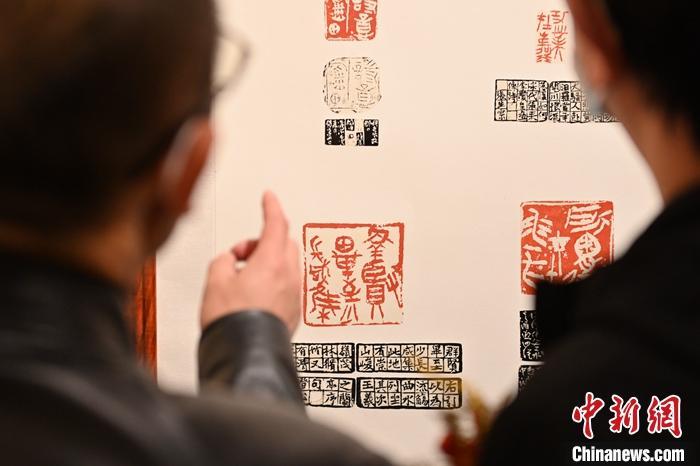 圖為甘肅蘭州，參展作品吸引參觀者。 中新社記者 李亞龍 攝