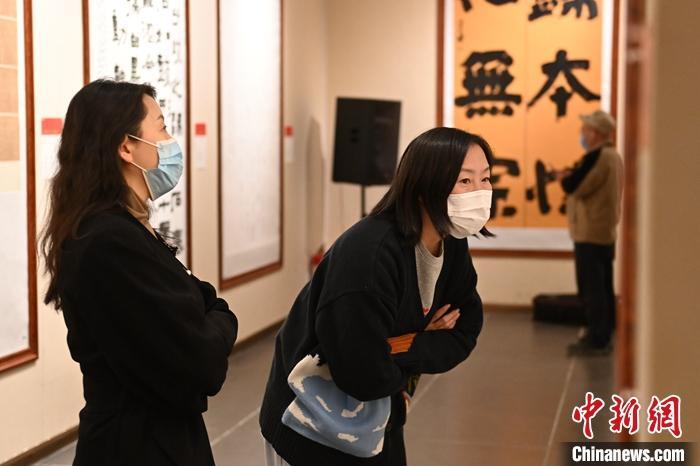 圖為甘肅蘭州，參展書法作品吸引參觀者。 中新社記者 李亞龍 攝