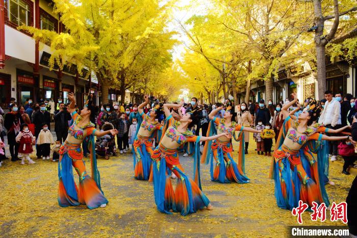 圖為秦州區(qū)文旅局組織的舞蹈隊(duì)帶來的舞蹈《絲路》。　秦州區(qū)委宣布供圖