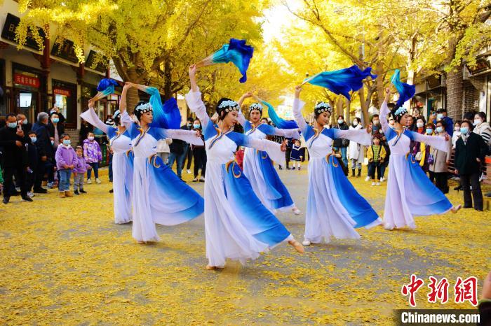 圖為秦州區(qū)文旅局組織的舞蹈隊(duì)帶來的舞蹈《萬疆》?！∏刂輩^(qū)委宣布供圖