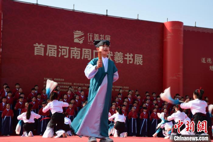 圖為學(xué)生們在開幕式上誦讀經(jīng)典。　梁照曾 攝