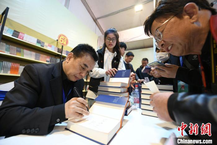 圖為作家王躍文現(xiàn)場簽名售書?！×赫赵?攝