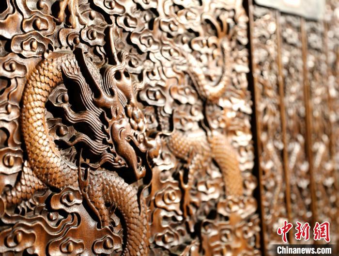 圖為青海永錄民俗博物館內(nèi)珍藏的中式家具細(xì)節(jié)展示?！⊙Φ?攝