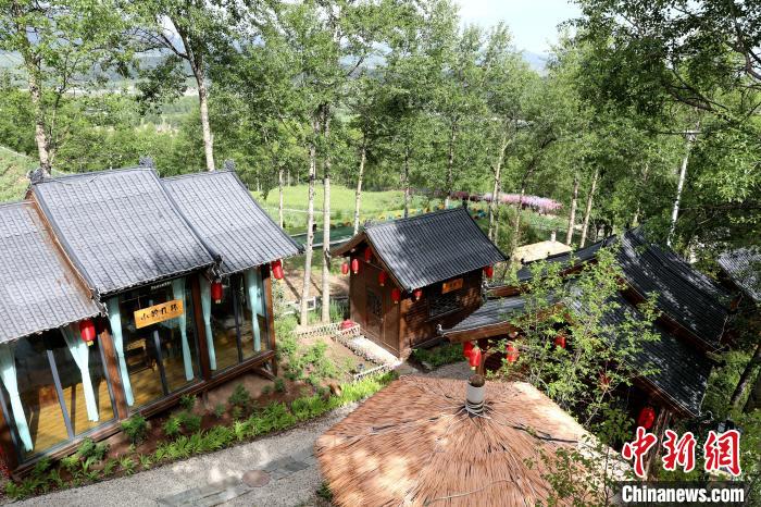 圖為景區(qū)內(nèi)依山而建的民宿?！⊙Φ?攝