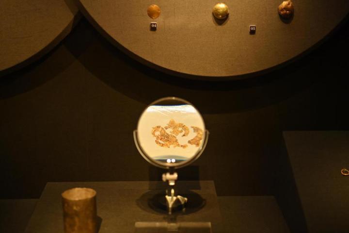 張家川縣馬家塬車輿博物館展陳的馬家塬遺址出土的金飾。李亞龍 攝　