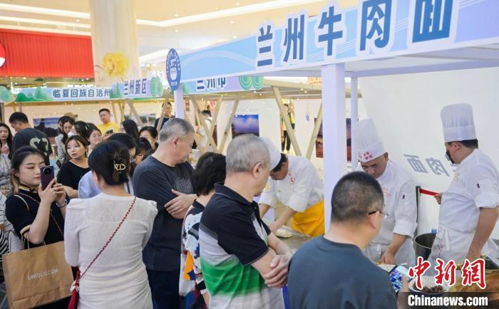 5月11日，“醉美玉如意·感恩幫扶情”甘肅(天津)文創(chuàng)非遺市集和特色美食展示活動在天津舉行。(天津市文旅局供圖)