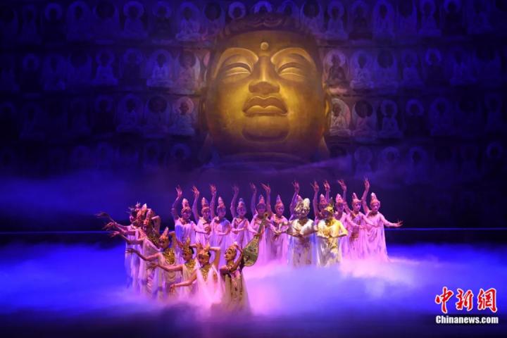 2024年2月23日晚，中國經(jīng)典舞劇《絲路花雨》在甘肅蘭州演出恭賀新春。李亞龍 攝