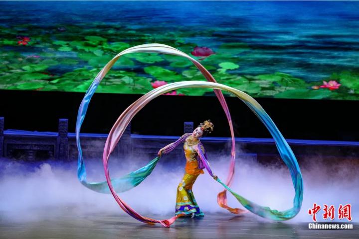 2023年4月17日晚，中國經(jīng)典舞劇《絲路花雨》在澳門百老匯劇場演出。甘肅演藝集團 供圖