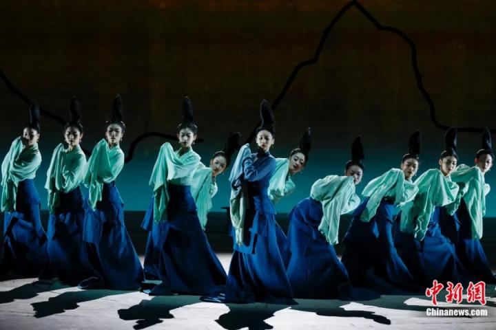 2024年2月29日晚，舞蹈詩劇《只此青綠》在北京上演，多國駐華使節(jié)和國際組織代表前來觀賞。韓海丹 攝