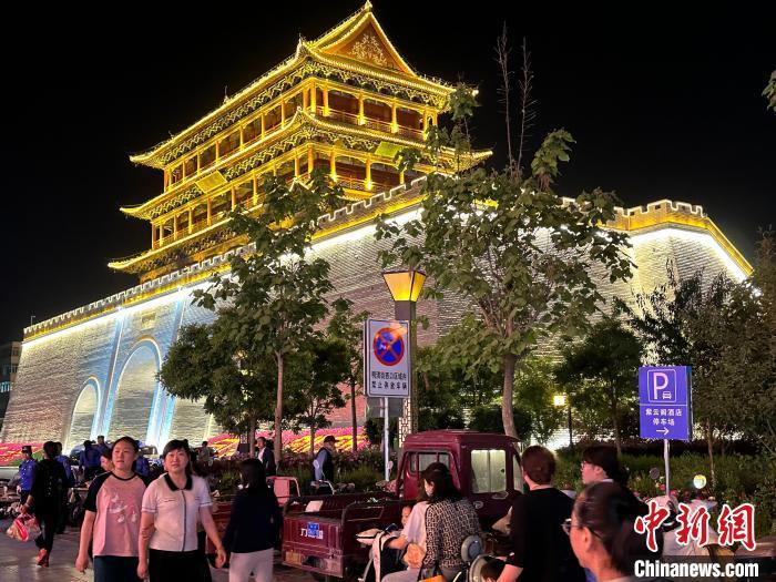 圖為夜幕降臨，涼州古城門燈光亮起?！〈魑牟?攝