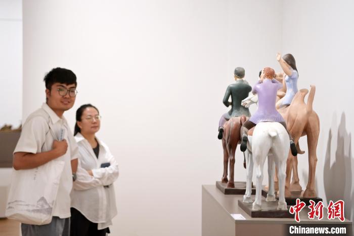 5月21日，觀眾參觀在“絲路印跡”雕塑藝術(shù)作品展展出的雕塑作品《絲路話語》。九美旦增 攝</p>
<p>