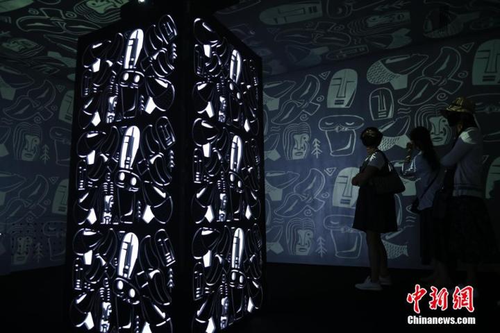 圖為游客參觀藝術展。中新社記者 李亞龍 攝
