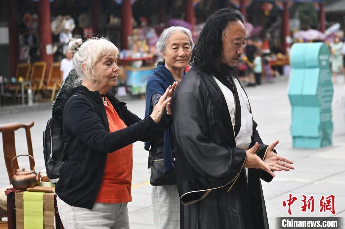 7月14日，甘肅省平?jīng)鍪嗅轻忌骄皡^(qū)內(nèi)，外籍武術(shù)愛好者感受青城武術(shù)。7月13日至14日，“2024年北京體育大學(xué)第十五屆國際武術(shù)比賽交流大會(huì)暨首屆崆峒山國際武術(shù)大會(huì)”舉行，大會(huì)也在崆峒山景區(qū)進(jìn)行問道崆峒、武術(shù)高級研修班、崆峒拜師等系列活動(dòng)。中新社記者 李亞龍 攝</p>
<p>