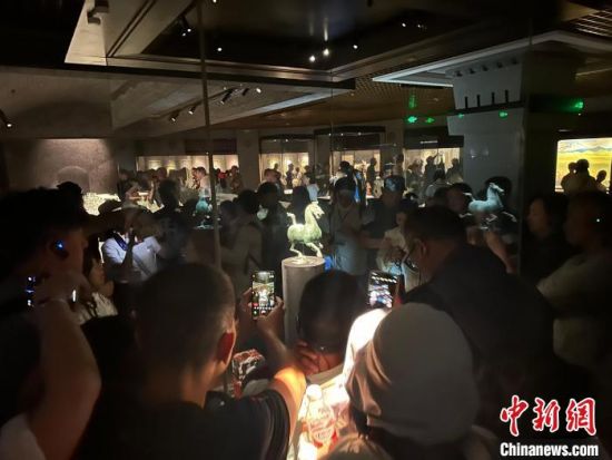 8月17日至23日，“濃濃民族情 兩岸一家親”臺灣同胞參訪團甘肅行交流活動在甘肅展開。圖為臺胞參觀甘肅省博物館。中新社記者 閆姣 攝