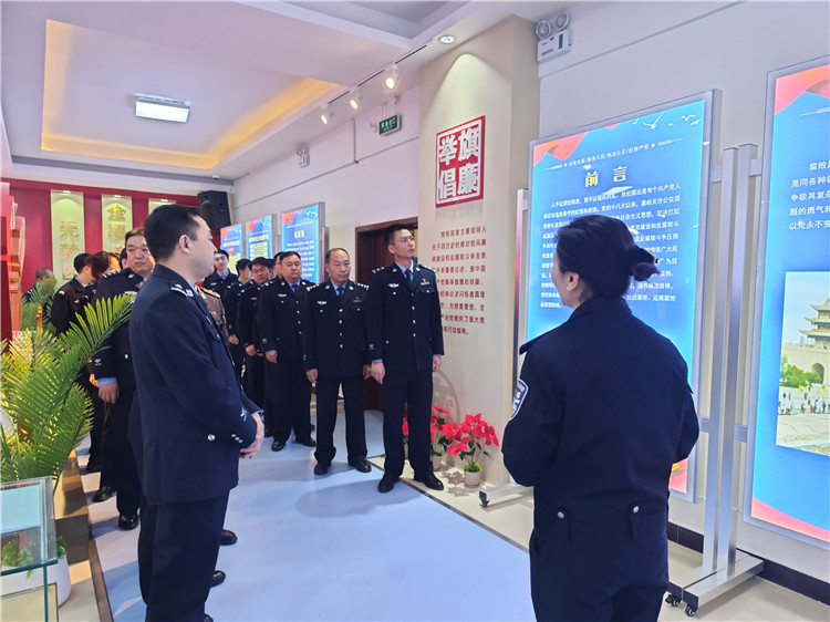 嘉峪關(guān)市公安局明珠路派出所參觀市公安局紀法廉政警示教育基地。.jpg