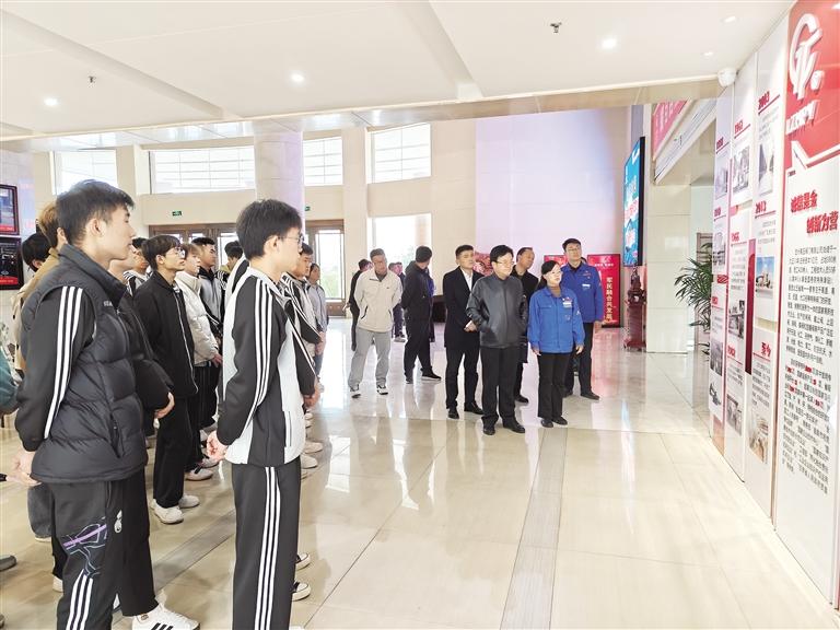 團(tuán)市委開展青年學(xué)子入企探崗活動(dòng)